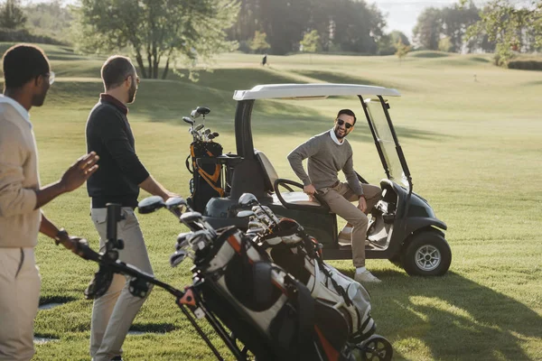 Jugadores de golf multiétnicos - foto de stock