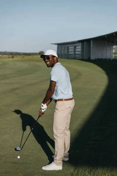 Afro-américain homme jouer au golf — Photo de stock