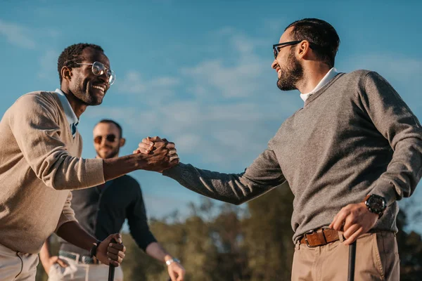 Golfers on golf course — Stock Photo