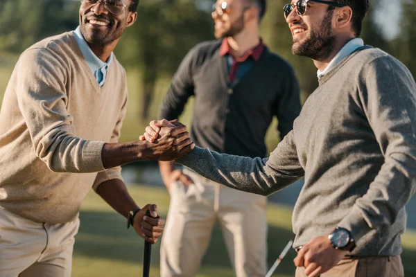 Golfeurs sur terrain de golf — Photo de stock