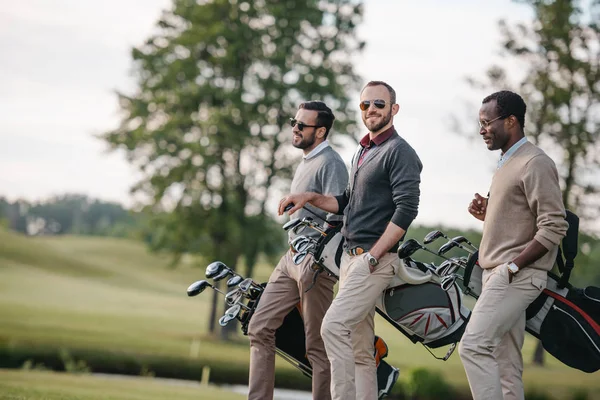 Игроки в гольф на поле — стоковое фото