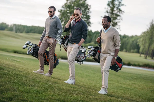 Golfistas en campo de golf - foto de stock
