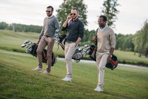 Golfers on golf course — Stock Photo