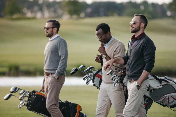 Golfers on golf course — Stock Photo