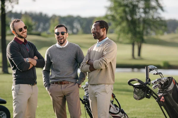 Golfistas en campo de golf - foto de stock