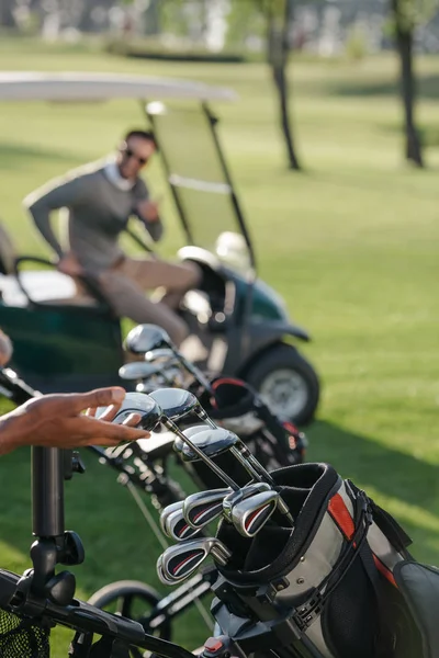 Golfista elegir club de golf - foto de stock