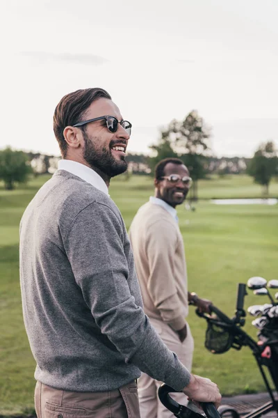 Homens com tacos de golfe em sacos — Fotografia de Stock
