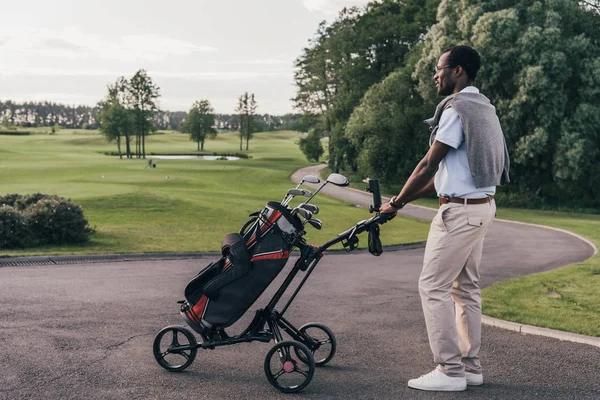 Uomo con mazze da golf in borsa — Foto stock