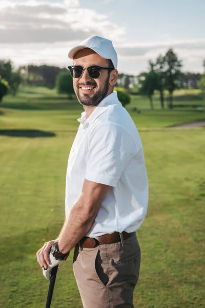 Hombre jugando al golf - foto de stock