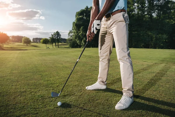 Hombre jugando al golf - foto de stock