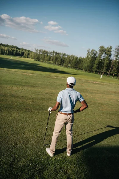 Uomo che gioca a golf — Foto stock