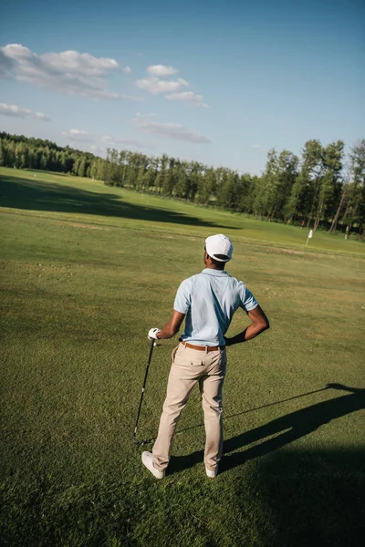 Homme jouant au golf — Photo de stock