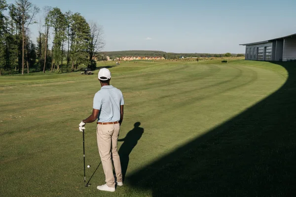 Man playing golf — Stock Photo