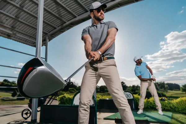 Men playing golf — Stock Photo