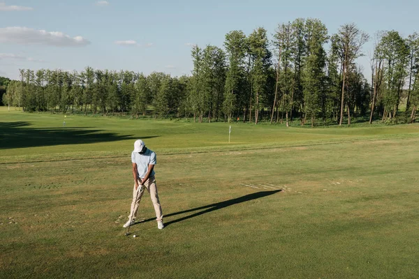 Hombre jugando al golf - foto de stock