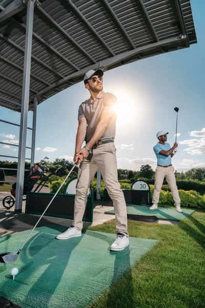 Hombres jugando al golf - foto de stock