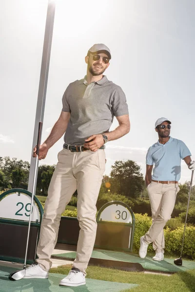 Spieler auf dem Golfplatz — Stockfoto