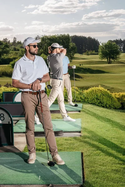 Игрок в гольф смотрит в сторону — стоковое фото