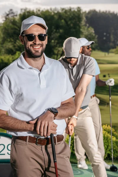 Golfista mirando la cámara - foto de stock