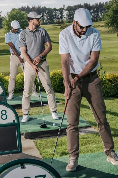 Golfistas jugando al golf - foto de stock