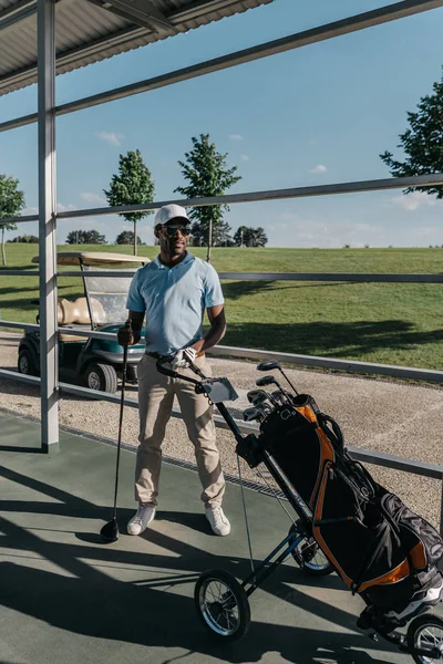 Игрок в гольф с клюшкой — стоковое фото
