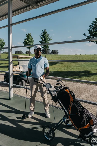 Jogador de golfe com clube de golfe — Fotografia de Stock