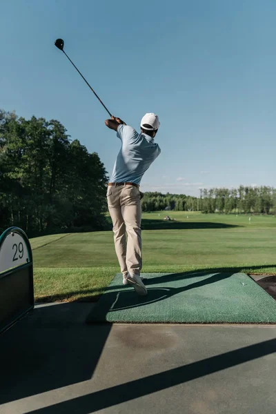 Hombre jugando al golf - foto de stock