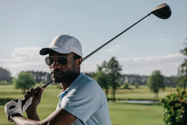 Man playing golf — Stock Photo