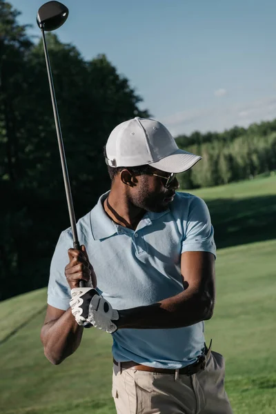 Man playing golf — Stock Photo