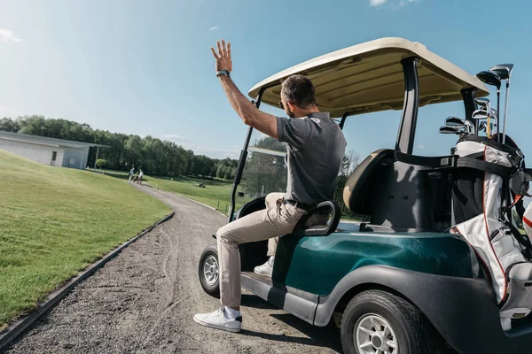 Jogador de golfe passar o tempo no campo de golfe — Fotografia de Stock