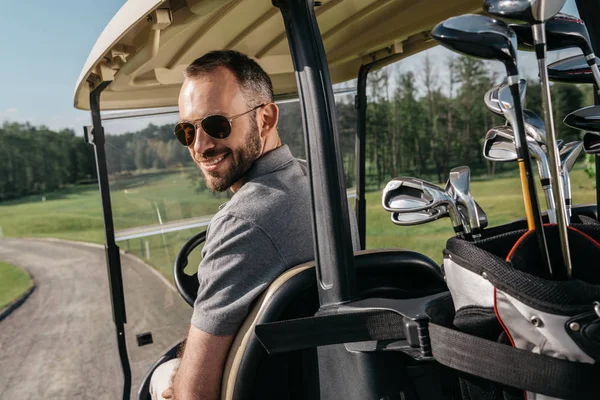 Jogador de golfe passar o tempo no campo de golfe — Fotografia de Stock