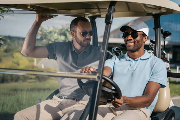 Männer fahren Golfwagen — Stockfoto