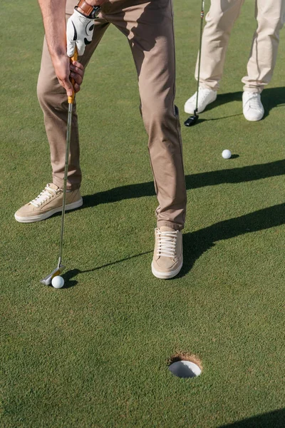 Golfspieler bereiten sich auf den Schuss vor — Stockfoto