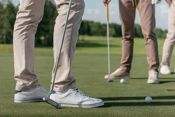 Jugadores de golf preparándose para disparar - foto de stock