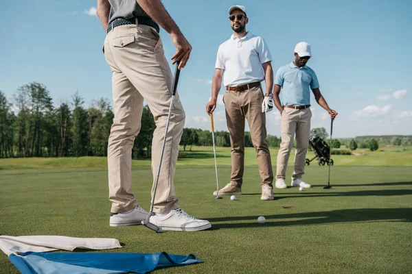 Golfisti professionisti che parlano su campo verde — Foto stock