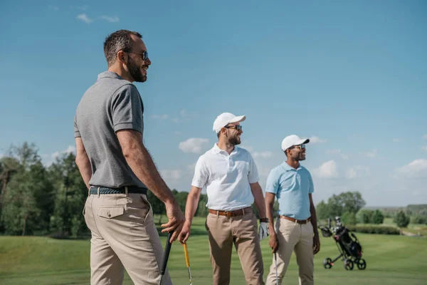 Multiethnische Golfspieler schauen weg — Stockfoto