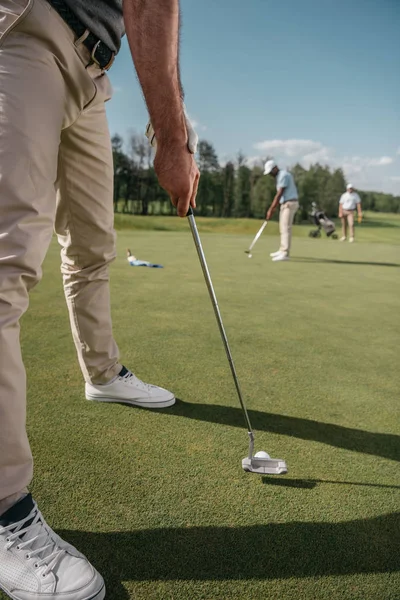 Golfista preparándose para golpear una pelota - foto de stock