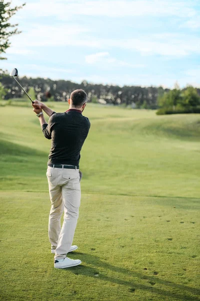 Homme jouant au golf — Photo de stock