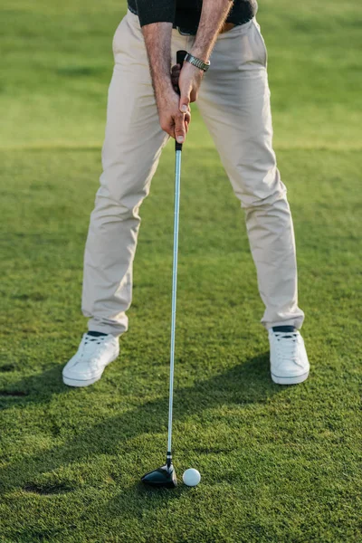 Hombre jugando al golf - foto de stock