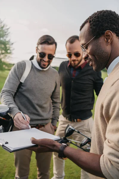 Man signing document — Stock Photo