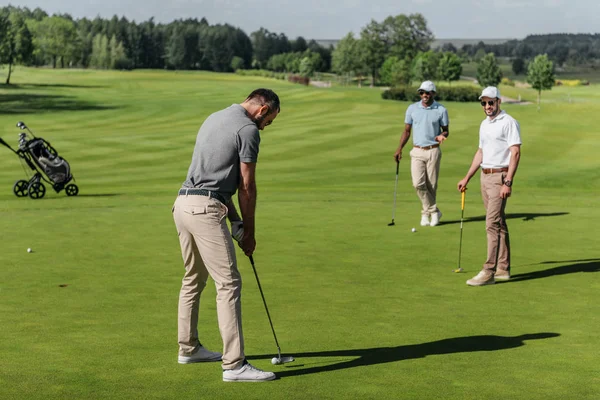 Jovens amigos jogando golfe — Fotografia de Stock