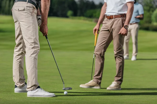 Desportistas a jogar golfe — Fotografia de Stock