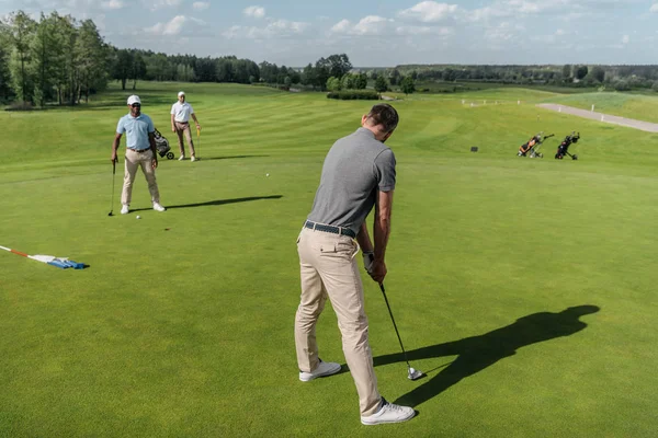 Hombres casuales jugando al golf - foto de stock