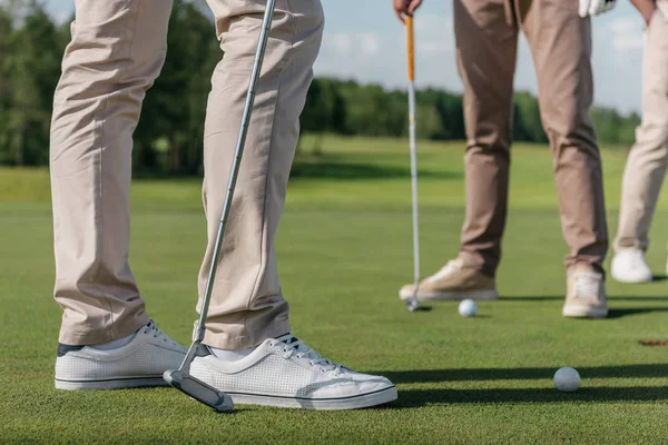 Игроки в гольф готовятся к выстрелу — стоковое фото
