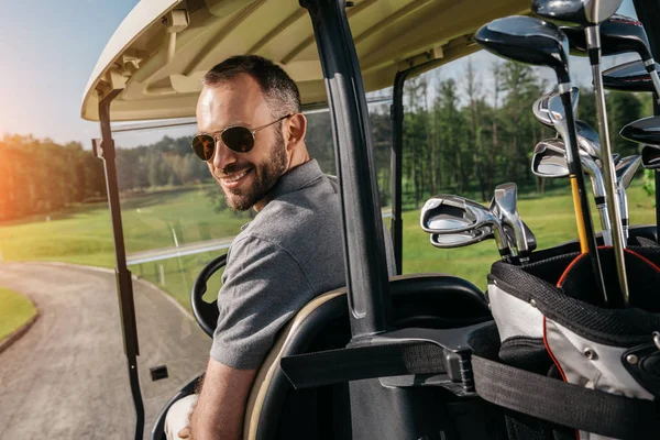 Giocatore di golf trascorrere del tempo al campo da golf — Foto stock