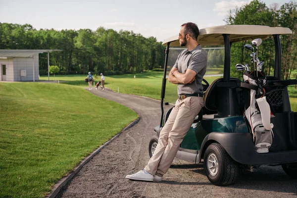 Гравець в гольф проводить час на полі для гольфу — стокове фото