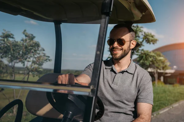 Гольф игрок проводит время на поле для гольфа — стоковое фото