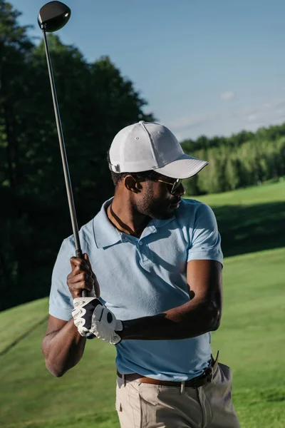 Mann spielt Golf — Stockfoto