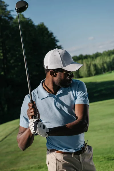 Hombre jugando al golf - foto de stock