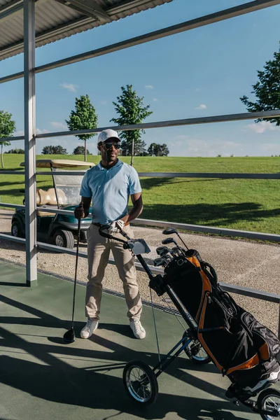 Jogador de golfe com clube de golfe — Fotografia de Stock